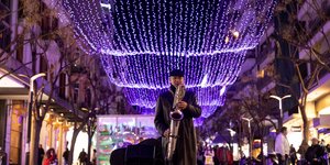 Σαξοφωνίστας στην χριστουγεννιάτικα στολισμένη Θεσσαλονίκη 