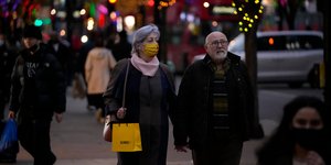 ζευγάρι περπατά στη Βρετανία