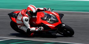 DUCATI_SUPERLEGGERA_V4_