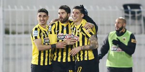 Οι παίκτες της ΑΕΚ πανηγυρίζουν στο Περιστέρι