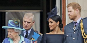 Ελισάβετ, Αντριου, Μέγκαν, Χάρι, από παλιές... καλές εποχές στο μπαλκόνι του Μπάκιγχαμ