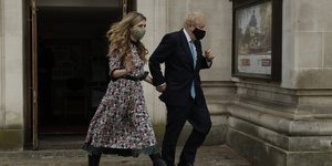 O Βρετανός πρωθυπουργός Μπόρις Τζόνσον με τη σύζυγό του, Κάρι