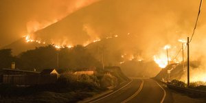 H πυρκαγιά μαίνεται κοντά στη Μπιγκ Σουρ της Καλιφόρνια
