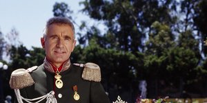 O πρίγκιπας βον Ανχάλτ με την στρατιωτική του στολή δίπλα στην Ζα Ζα Γκαμπόρ/Φωτογραφία: PacificCoastNews.com