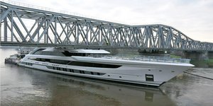 Mόλις 13 εκατ. χώριζαν τη γέφυρα από το σούπερ γιοτ κατά τη διέλευσή του