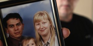 πατέρας κρατά φωτογραφία της κόρης του που έπεσε θύμα δολοφονίας