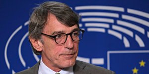 Oι ευρωβουλευτές αποχαιρετούν τον Νταβίντ Σασόλι