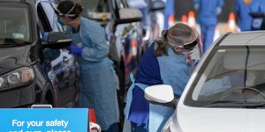 Οδηγοί ΙΧ υποβάλλονται σε τεστ σε drive-through διαγνωστικό κέντρο στο Σίδνεϊ