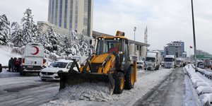 Εκχιονιστικό εν δράσει στην Κωνσταντινούπολη