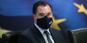 Αδωνις Γεωργιάδης γρατζουνια στο ματι