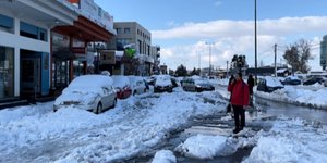 Οδηγοί παράτησαν τα ΙΧ τους όπως-όπως στη λεωφόρο Μεσογείων