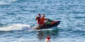 Με jet ski έφτασε ο Άγιος Βασίλης στο Μονολίθι