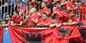 Αλβανοί φίλαθλοι παρακολουθούν αναμέτρηση