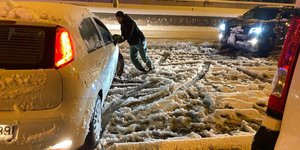 Τα ΕΚΑΜ βγήκαν στους δρόμους στην προσπάθεια απεγκλωβισμού των οδηγών από τα χιόνια