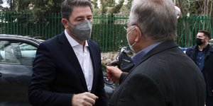 Νίκος Ανδρουλάκης μιλα με καποιον πλατη
