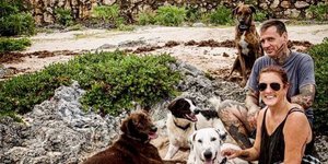 Η Άντζελα Γκλόβερ με τον σύζυγό της και τα σκυλιά τους