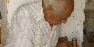αντρας φτιαχνει κεραμικό