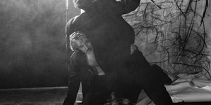 αντρας κουβαλαει άλλον 