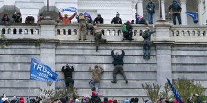 αντρες σε τοιχο 