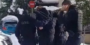 Άνδρες της ΟΠΚΕ μεταφέρουν πολίτη σε ασφαλές σημείο
