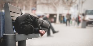 άστεγος σε παγκάκι