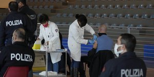αστυνομικοι εμβολιαζονται