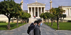 Νεαροι περπατούν Αθήνα με μάσκες