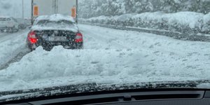 Εγκλωβισμένα αυτοκίνητα στην Αττική Οδό λόγω του χιονιά