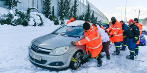Πυροσβέστες επιχειρούν να απεγκλωβίσουν αυτοκίνητο στην Αττική Οδό