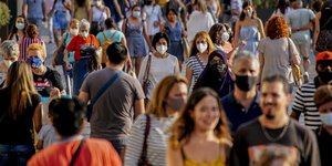 Άνθρωποι με μάσκες σε δρόμο της Βαρκελώνης