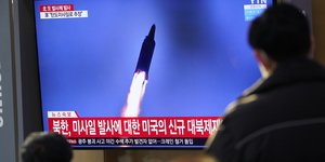 Βόρεια Κορέα κόσμος παρακολουθεί εκτόξευση πυραύλου τηλεόραση