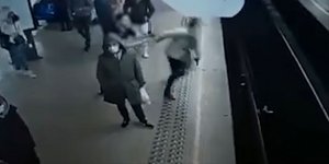 Η στιγμή που ο άνδρας σπρώχνει τη γυναίκα στις ράγες του μετρό 