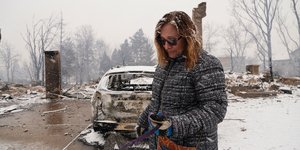 καμένο αυτοκίνητο γυναίκα σε χιόνια