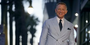 Ο Ντάνιελ Κρεγκ με γκρι κοστούμι