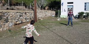 Δάσκαλος και μαθητής στο μικρό νησί της Τελένδου