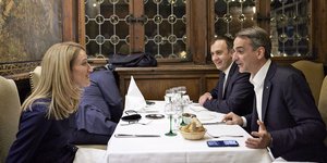 Δείπνο με την προδρεύουσα του Ευρωπαϊκού Κοινοβουλίου, Ρομπέρτα Μετσόλα, είχε ο πρωθυπουργός Κυριάκος Μητσοτάκης