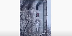 Η στιγμή της διάσωσης 18χρονης από φλεγόμενο διαμέρισμα