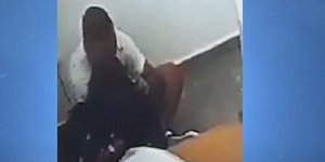 Η στιγμή που η δικαστής φιλιέται με κατηγορούμενο για δολοφονία στην Αργεντινή