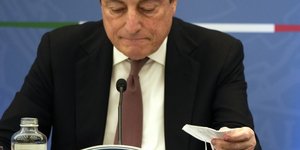 Μάριο Ντράγκι στεναχωρημενος 