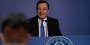 Μάριο Ντραγκι χαμογελαστος