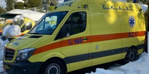 Ασθενοφόρο του ΕΚΑΒ με αλυσίδες στα χιόνια