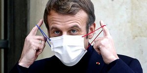 Ο Γάλλος πρόεδρος Εμανουέλ Μακρόν φοράει τη μάσκα του στα χρώματα της γαλλικής σημαίας