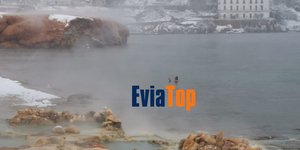 Εύβοια, απολαμβάνει το μπάνιο του μέσα στον χιονιά