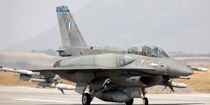 Ένα F-16 στον αεροδιάδρομο (αρχείου)