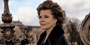 φανι αρνταν με παλτο 