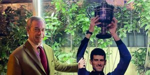 Ο Βρετανός ακροδεξιός Νάιτζελ Φάρατζ στο πλευρό του Τζόκοβιτς