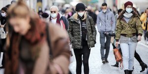 φλου γυναικα και πισω αλλες δυο