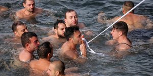 φιλαει σταυρο