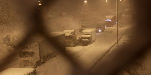 Φορτηγά εγκλωβισμένα στην Εθνική λόγω της κακοκαιρίας «Ελπίδα»