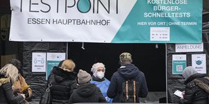 Κόσμος περιμένει για τεστ στη Γερμανία